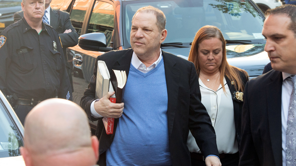 Harvey Weinstein se entrega en una comisaría de Nueva York. (Foto: AFP)