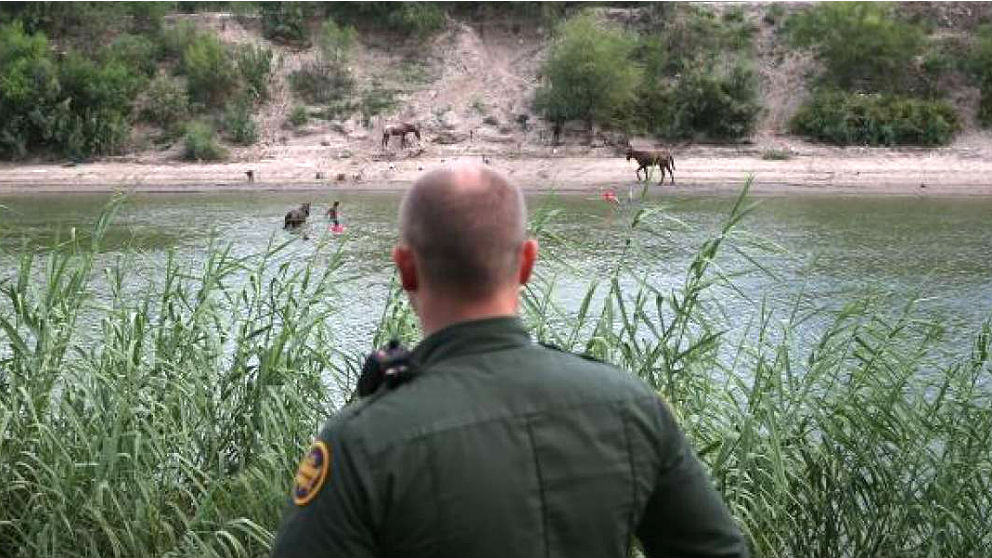 Un agente de fronteras ante el curso del Río Bravo, que separa México de EEUU.