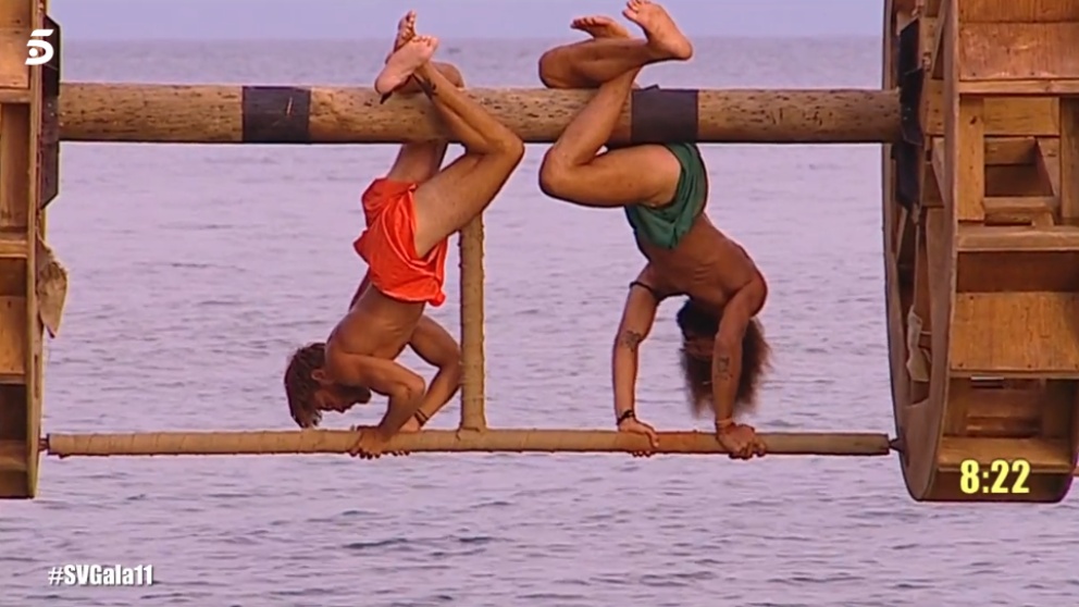 Logan y Sergio luchando en la prueba del líder en ‘Supervivientes 2018’