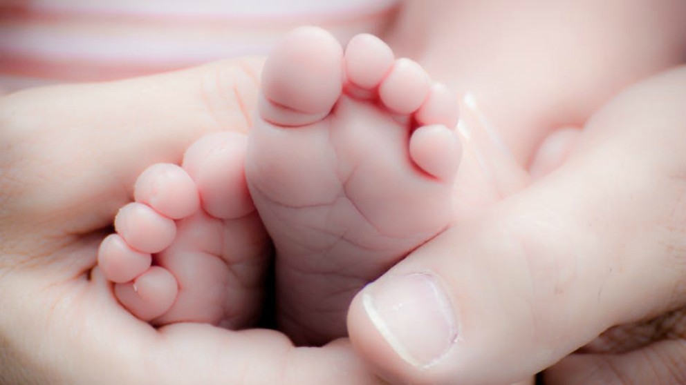 Viral una bebé sufre moratones tras pegarle los zapatos con cinta adhesiva en la guardería