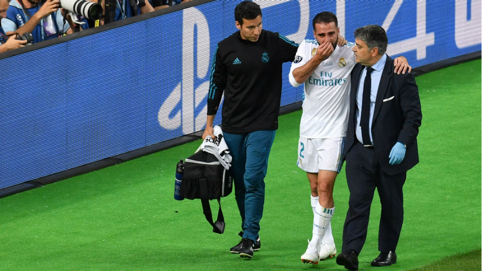 Carvajal se retira llorando tras la lesionarse. (AFP) | Final Champions League 2018 | Real Madrid – Liverpool