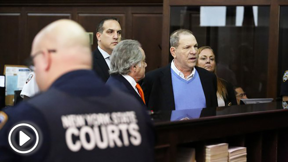 Harvey Weinstein al entregarse en una comisaría de la Policía de Nueva York. (Foto: AFP)