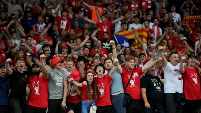 Los aficionados del Liverpool colaron una estelada en el Olímpico de Kiev