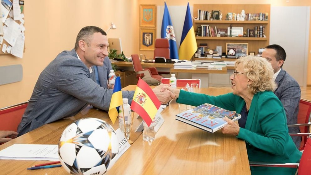 Manuela Carmena y el alcalde de Kiev, Vitali Klitschko.