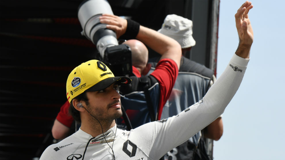 Carlos Sainz saluda a los aficionados. (AFP) | GP Mónaco F1