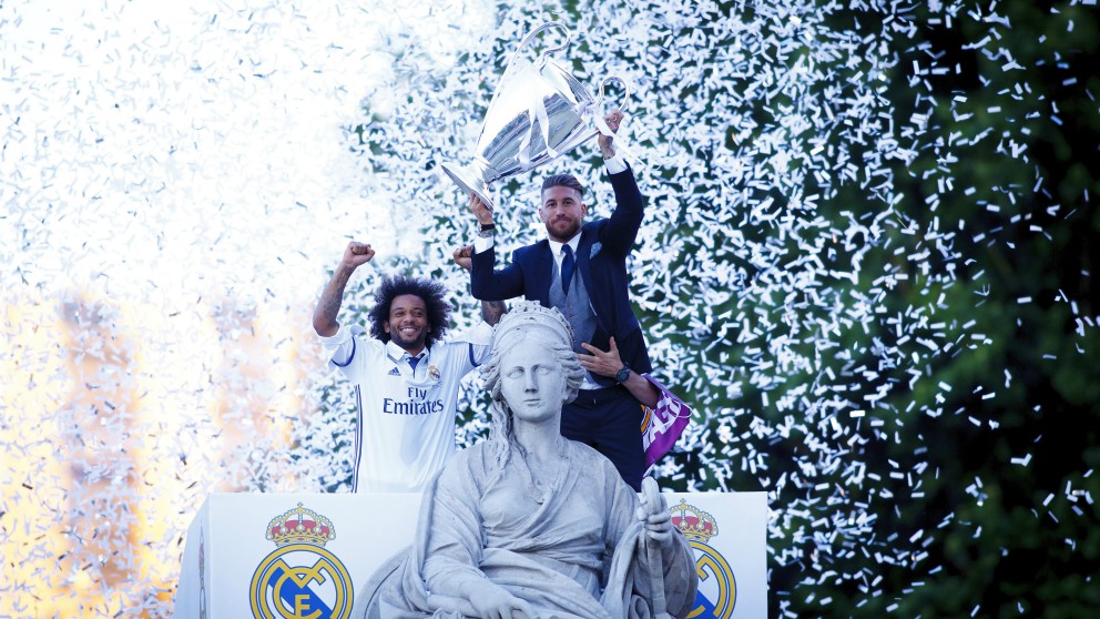 Sergio Ramos y Marcelo celebran la Champions League de 2017 en Cibeles. (Getty)