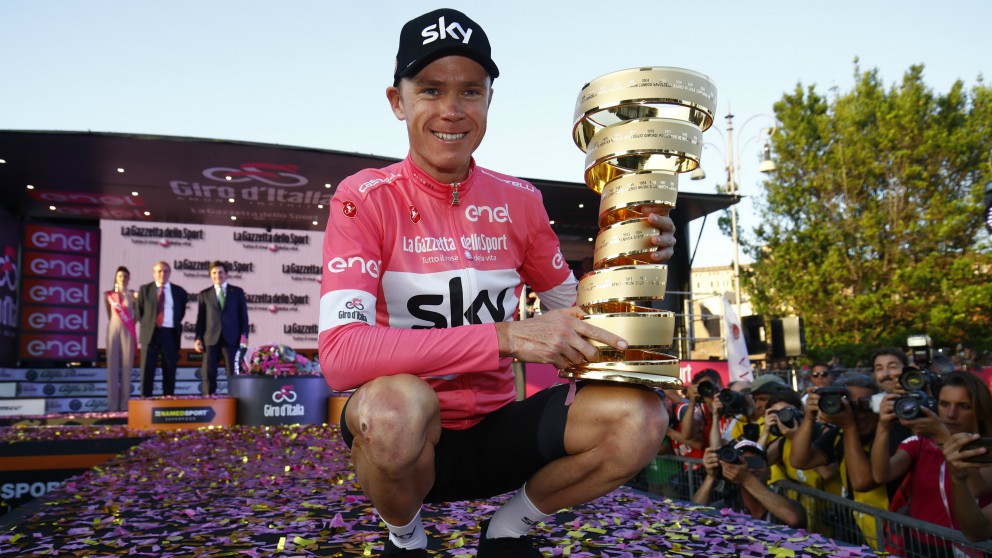 Chris Froome posa con el trofeo de campeón del Giro de Italia. (AFP)