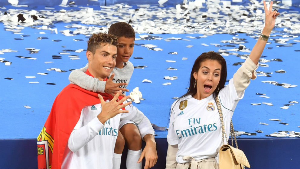 Cristiano Ronaldo, Georgina y Cristiano Jr. tras conquistar la Decimotercera. (AFP)