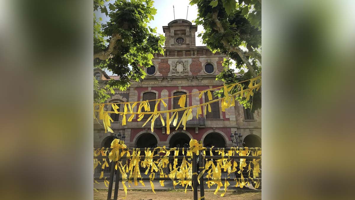 Lazos amarillos colocados por los CDR frente al Parlament.