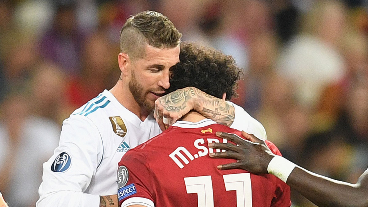 Ramos-abraza-a-Salah-antes-de-que-el-egipcio-tuviera-que-abandonar-lesionado-el-terreno-de-juego-(Getty)