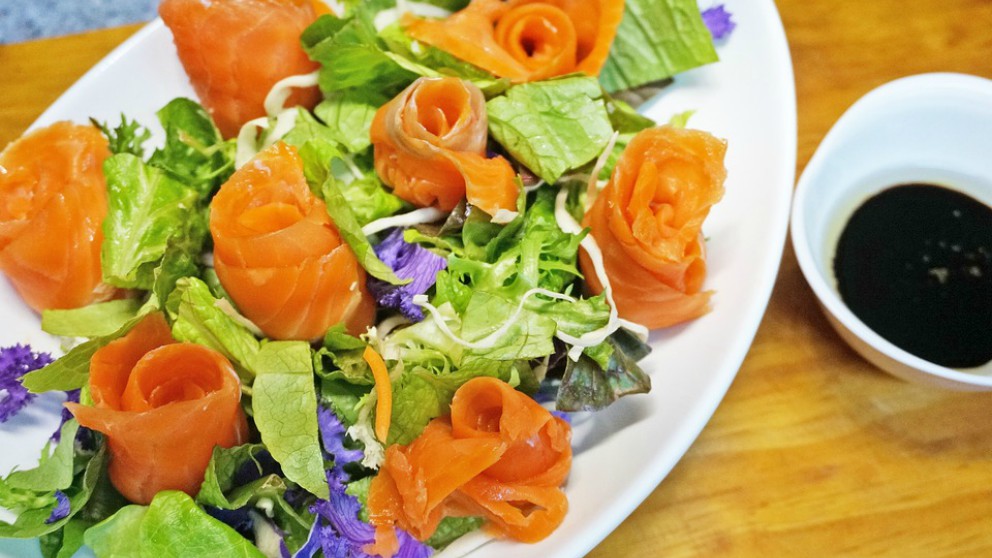 Receta de Ensalada de salmón y naranja fácil de preparar