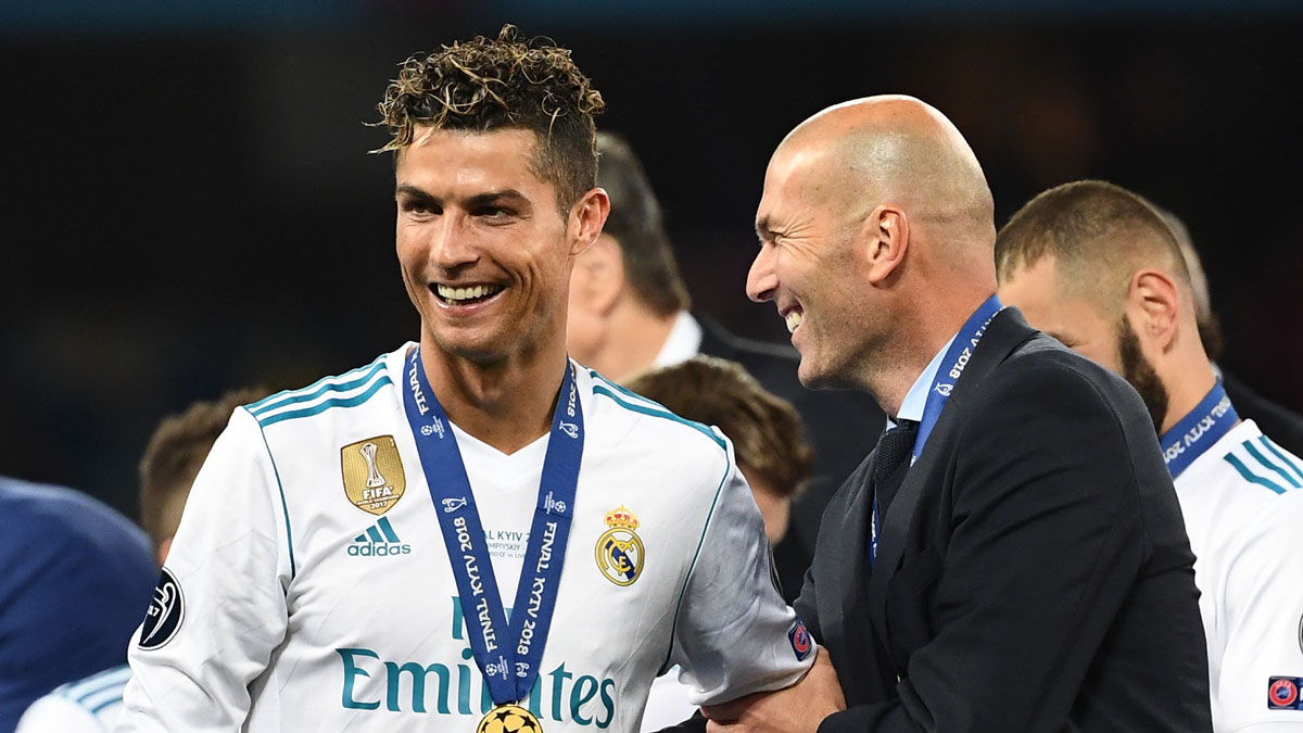 Cristiano junto a Zidane tras ganar la Decimotercera. (AFP)