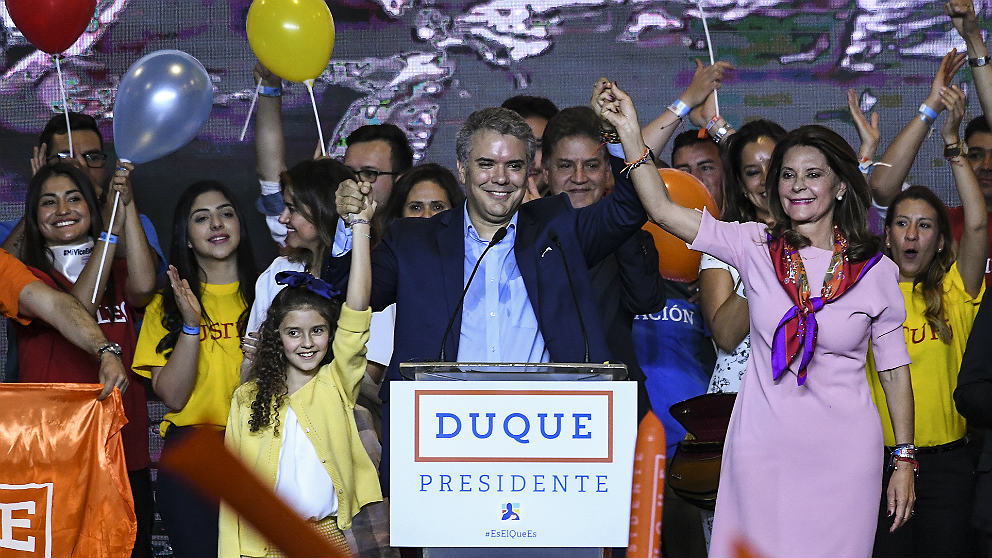 Iván Duque, junto a Marta Lucía Ramírez, celebra los resultados de la primera vuelta presidencial en Colombia. (AFP)