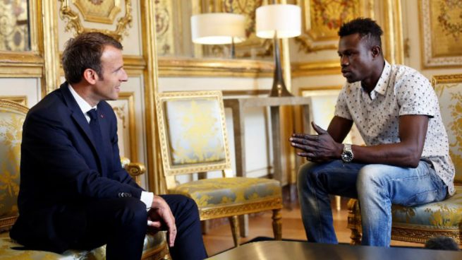Emmanuel Macron se reúne con Mamoudou, el inmigrante de Mali que salvó la vida de un niño a punto de caer al vacío. Foto: AFP