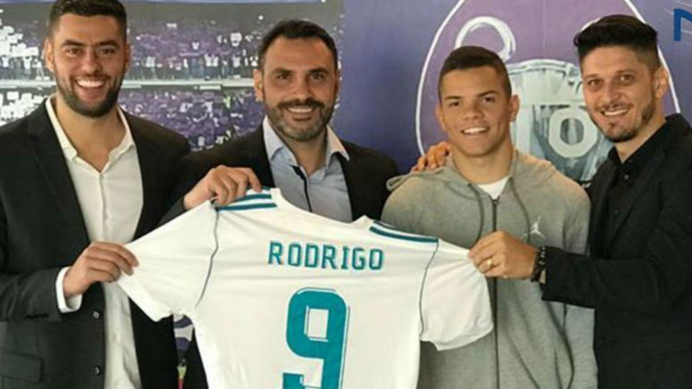 Rodrigo posa con la camiseta del Real Madrid.