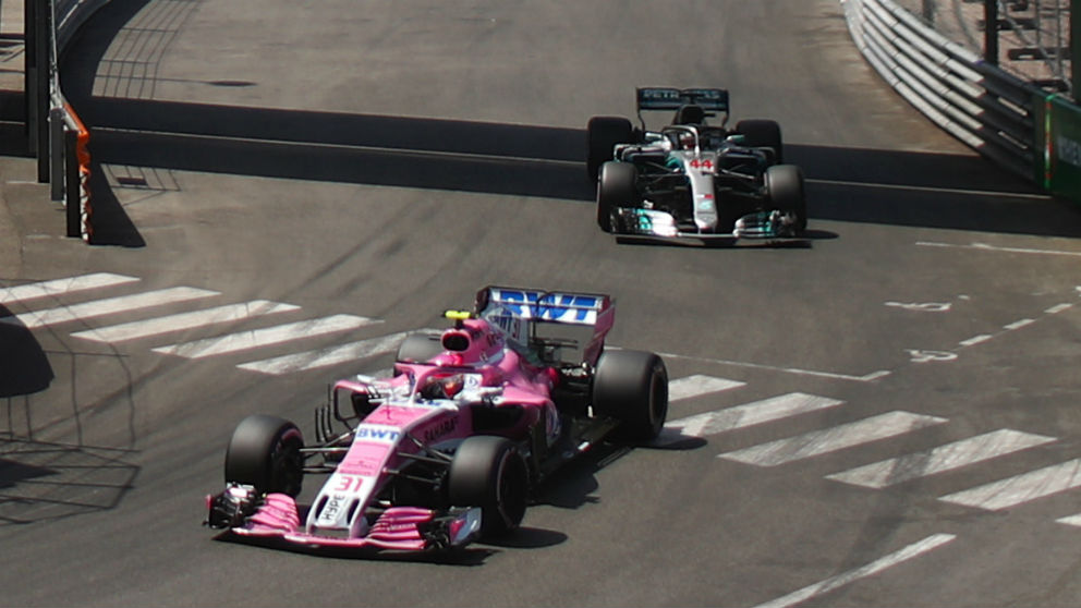 El ‘adelantamiento’ de Lewis Hamilton a Esteban Ocon en Mónaco ha levantado la sospecha de una posible ayuda encubierta de Force India a Mercedes. (getty)