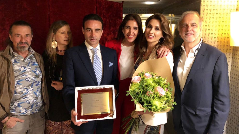Enrique Ponce, junto a su mujer y el fundador de la FUndación Aladina, Paco Arango, entregando el Premio Nacional de Tauromaquia que le concedió el Ministerio de Cultura en 2017. Foto: Aplausos