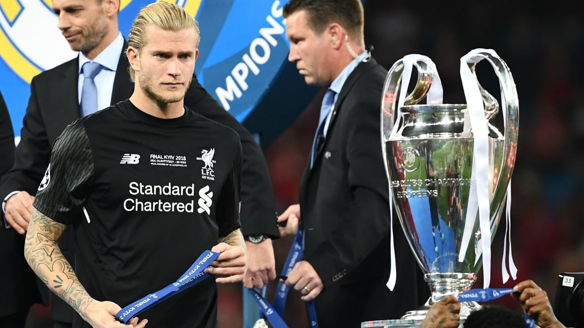 Karius pasa junto a la Champions después de la final. (AFP)