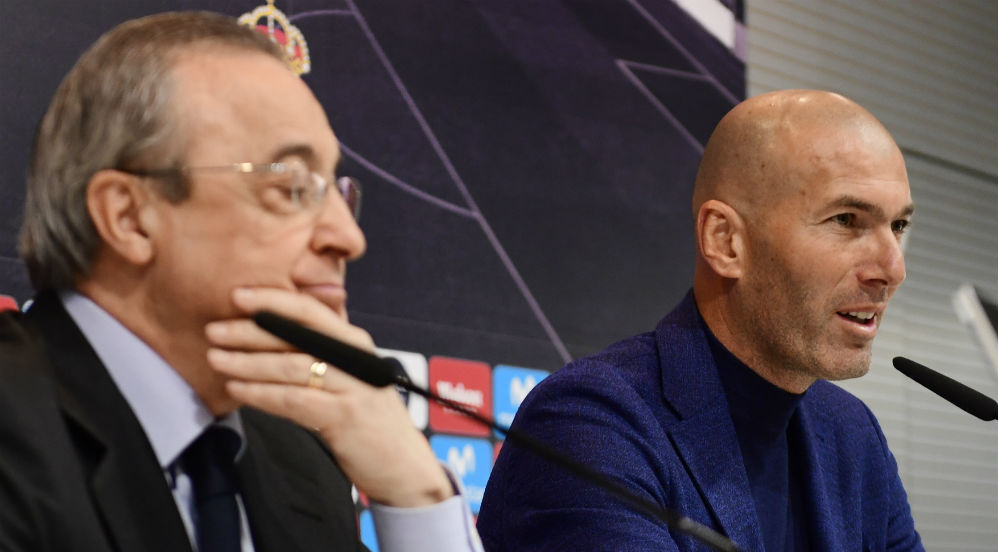 Florentino Pérez junto a Zidane en la rueda de prensa de su dimisión. (AFP)