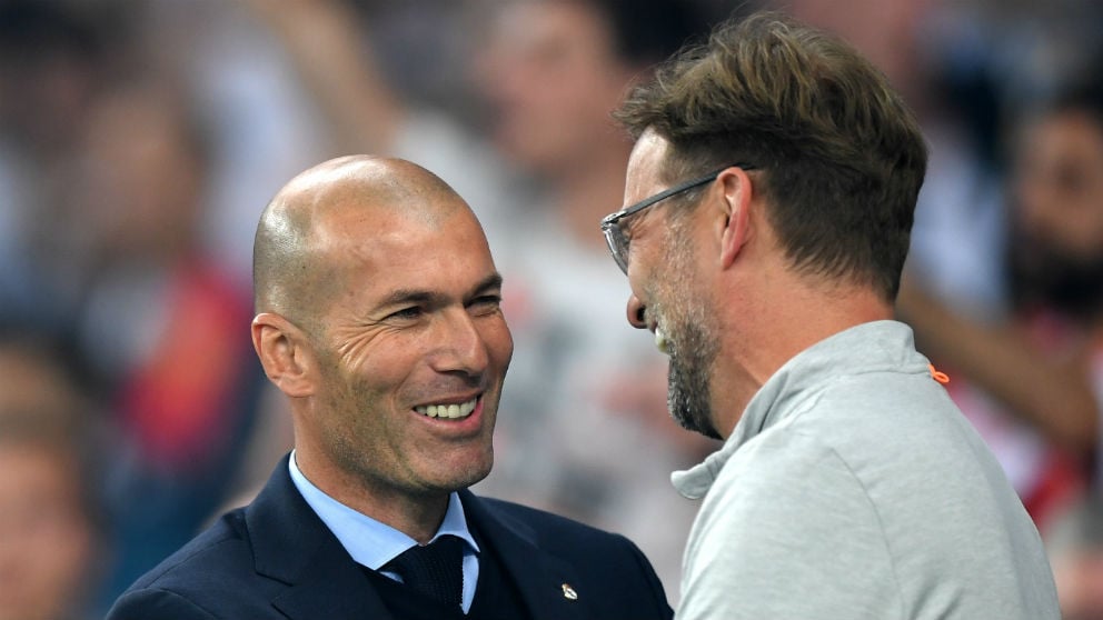 Jürgen Klopp y Zidane se saludan antes de la final de la Champions. (Getty)