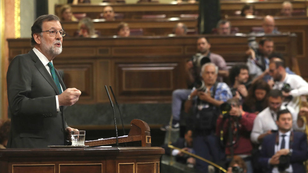 El presidente del Gobierno, Mariano Rajoy, durante su intervención ante el pleno del Congreso, en la primera jornada de la moción de censura presentada por el PSOE contra el Gobierno. (Foto: Efe)