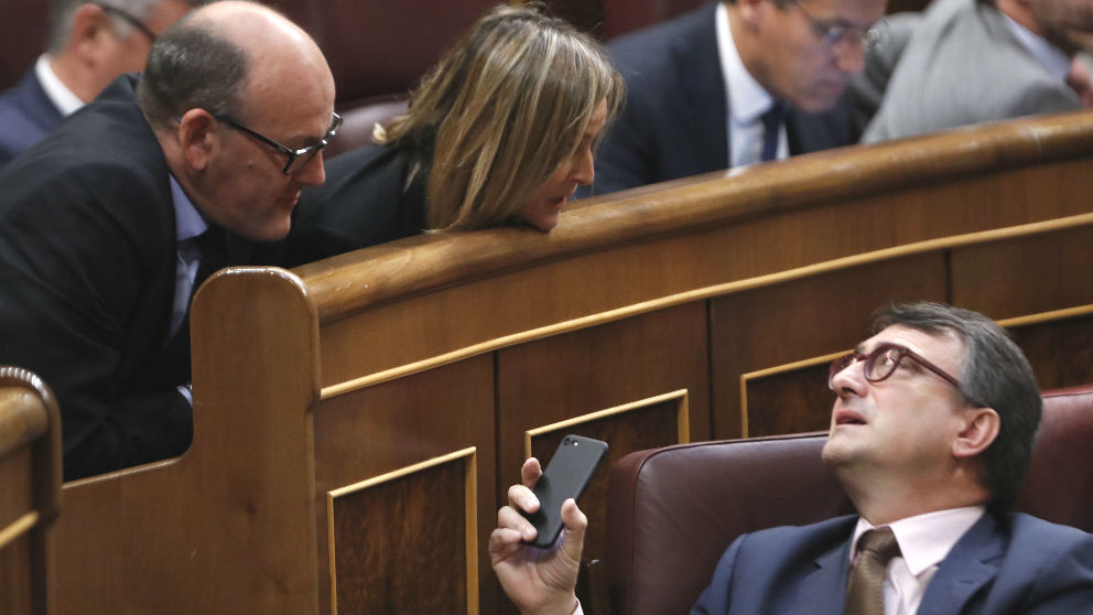 El portavoz del PNV, Aitor Esteban (abajo), conversa con los diputados de su formación Joseba Andoni Agirretxea e Idoia Segastizabal, durante la moción de censura de Sánchez a Rajoy (Foto: Efe) | Moción de censura Rajoy