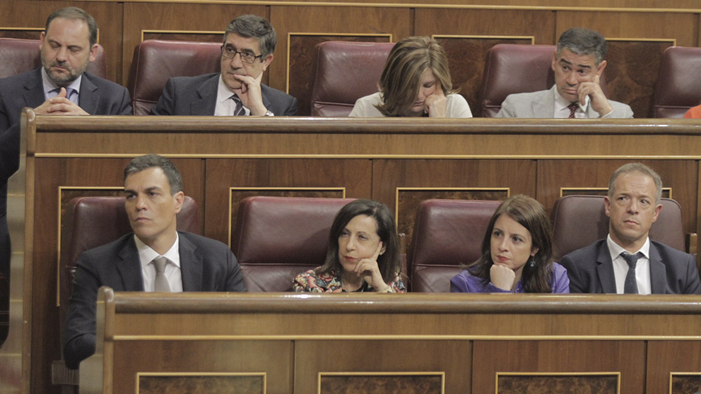 Bancada socialista durante la moción de censura. (Foto: Francisco Toledo).