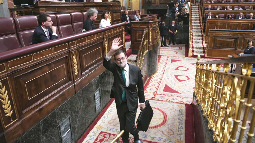 El presidente del Gobierno, Mariano Rajoy, abandona el hemiciclo en la primera sesión de la moción de censura. (Foto: EFE)