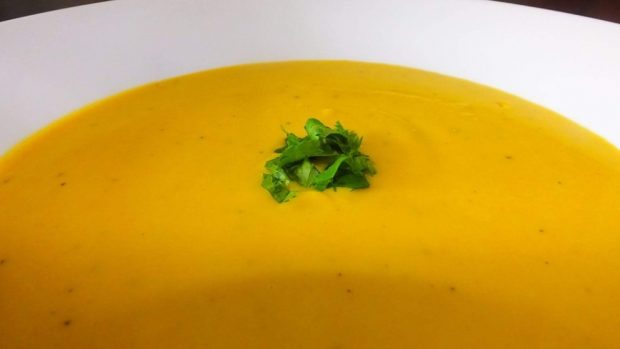 sopa fría de calabaza y curry