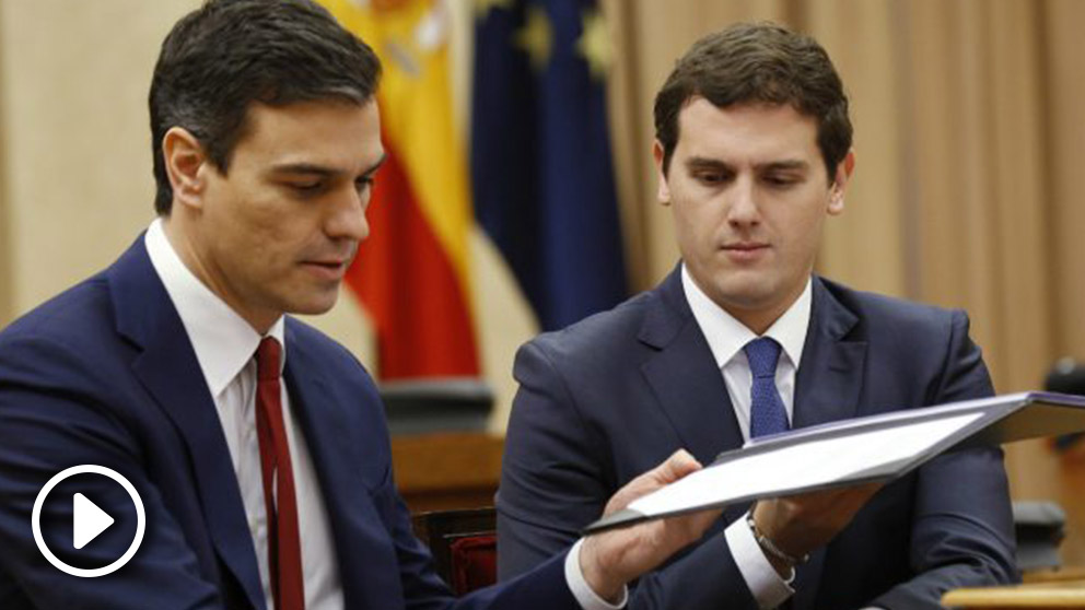 Sánchez y Rivera intercambiando las carpetas del acuerdo. (Foto: EFE)