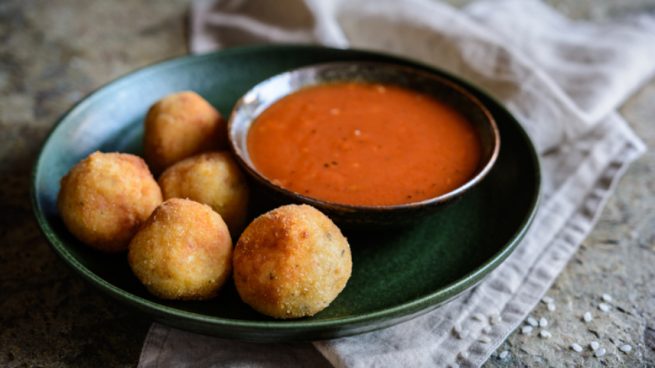 Buñuelos de queso con salsa de tomate