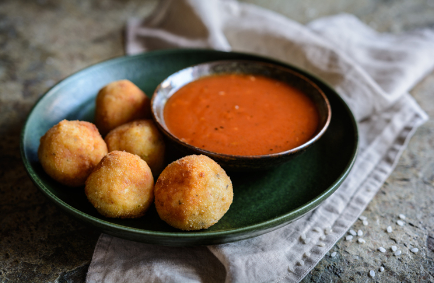 Receta de buñuelos de queso con salsa de tomate paso a paso