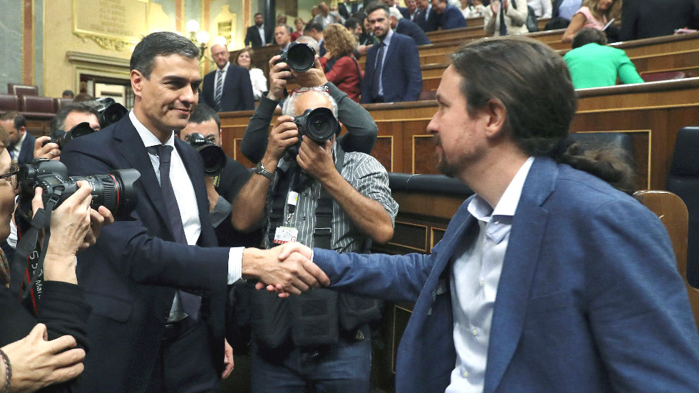 El secretario general del PSOE Pedro Sánchez, y al líder de Podemos Pablo Iglesias, se felicitan en el Congreso tras la moción de censura. / Foto: Efe