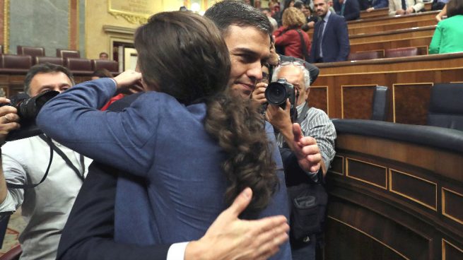Pedro Sánchez abrazando a Pablo Iglesias en el Congreso. (Foto: EFE)