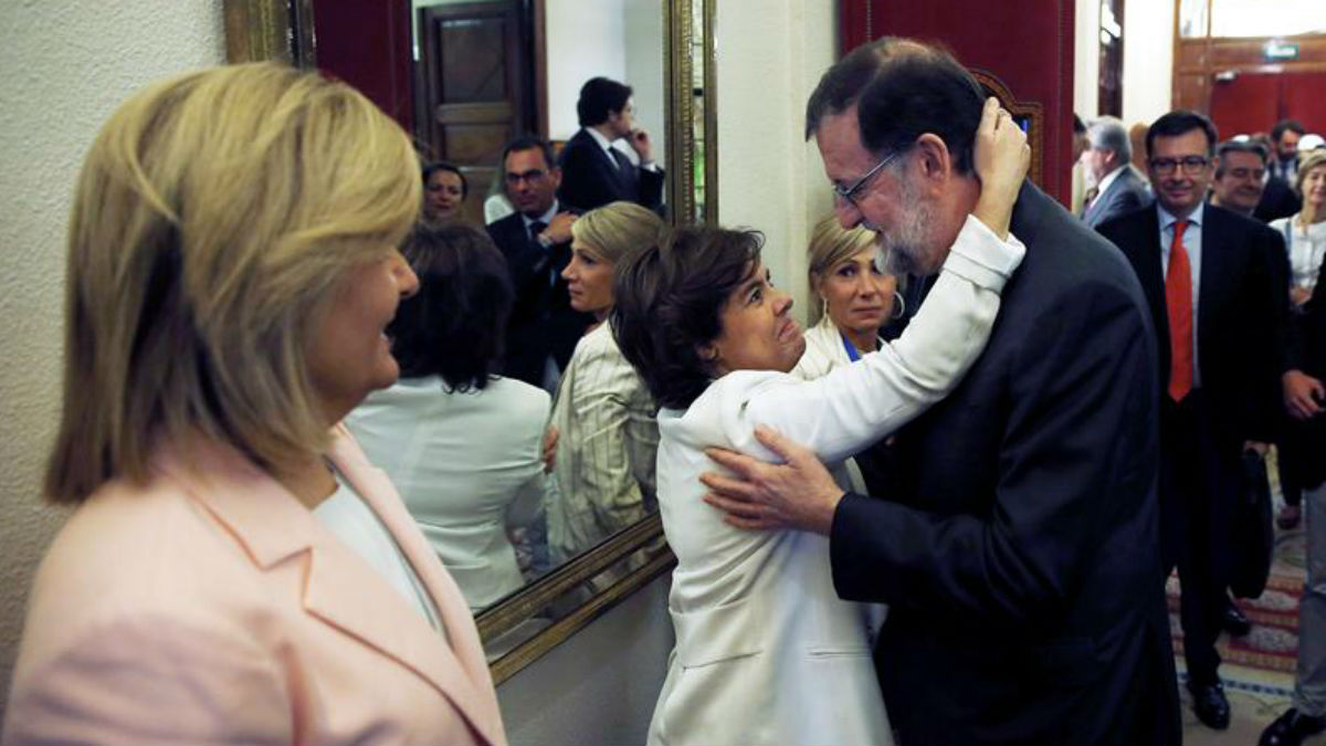 Mariano Rajoy con Soraya Sáenz de Santamaría y Fátima Báñez (EFE).