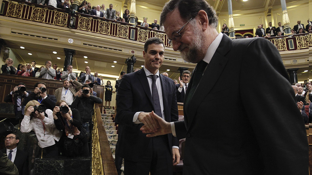 Rajoy saluda a Sánchez tras la moción de censura. (Foto: Francisco Toledo).