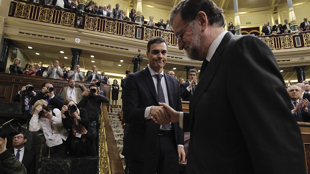 Rajoy saluda a Sánchez tras la moción de censura. (Foto: Francisco Toledo).