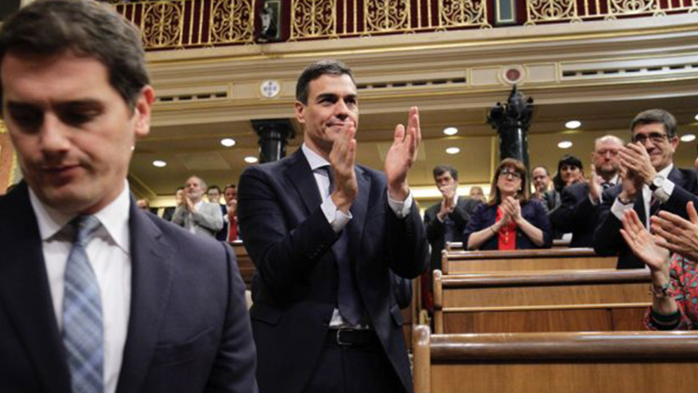 Frío saludo de Albert Rivera a Pedro Sánchez tras convertirse en presidente del Gobierno. (Foto: Francisco Toledo)