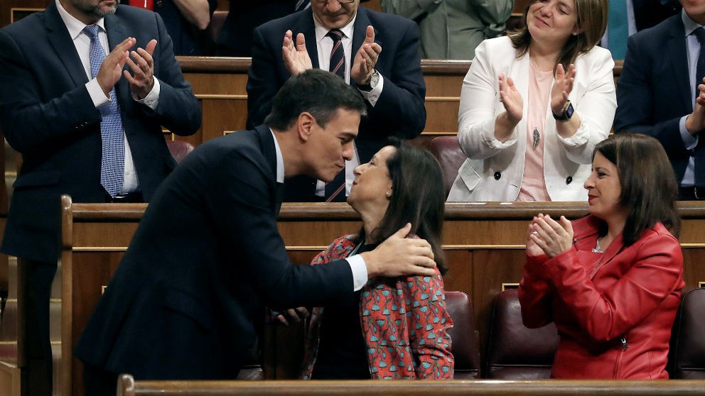 Pedro Sánchez se felicita con Margarita Robles
