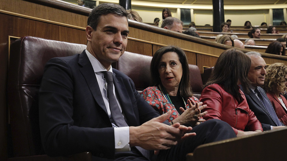 Pedro Sánchez y Margarita Robles en el Congreso de los diputados. (Foto: Francisco Toledo).