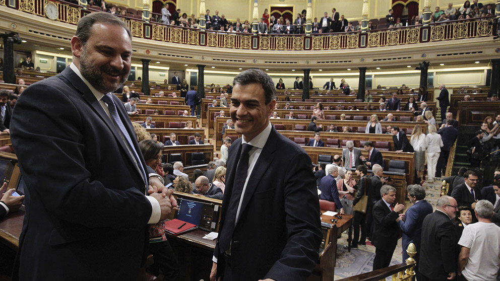 Pedro Sánchez y José Luis Ábalos en el Congreso de los diputados. (Foto: Francisco Toledo).