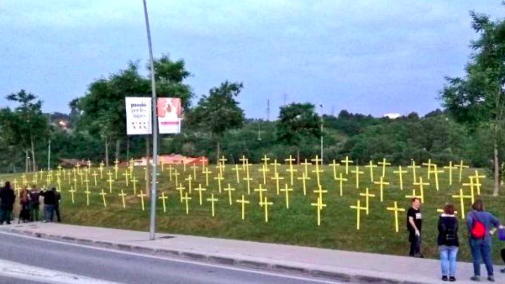 Los parques de Tarrasa han amanecido llenos de cruces golpistas este viernes