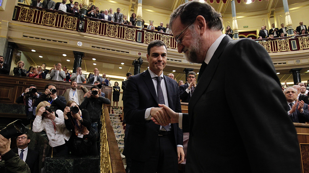 Pedro Sánchez y Mariano Rajoy se dan la mano tras la moción de censura. (Foto: Francisco Toledo)