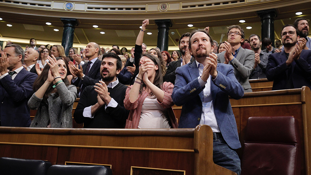 Pablo Iglesias e Irene Montero aplauden tras la censura a Rajoy. (Foto: Francisco Toledo)