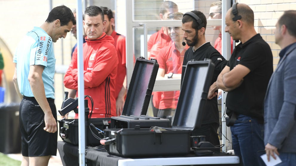 Martínez Munuera revisa una jugada en el VAR. (LaLiga)