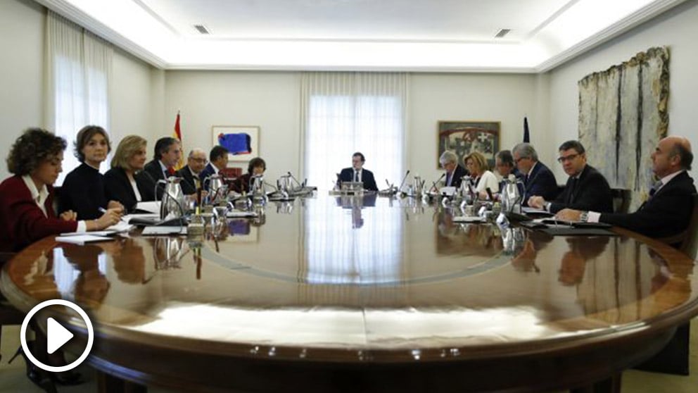 Mariano Rajoy al frente del Consejo de Ministros que avala el artículo 155. (Foto: EFE)