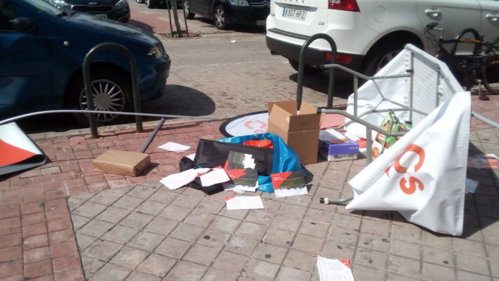 La mesa informativa de Ciudadanos totalmente destrozada en Vicálvaro, Madrid. Foto: Twitter