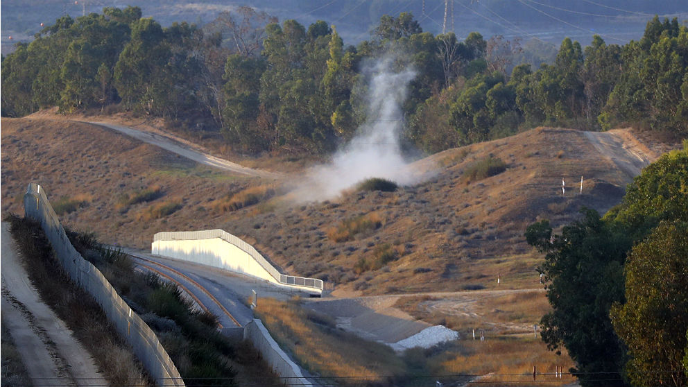 Humo procedente de la caída de un proyectil de mortero lanzado desde Gaza contra territorio de Israel. (AFP)