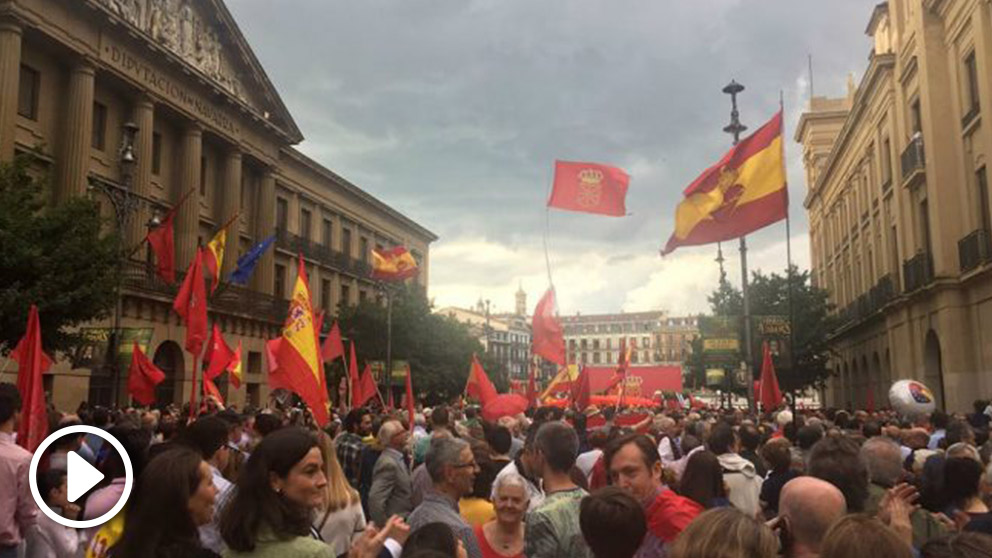 Decenas de miles de manifestantes en Pamplona contra la política lingüística del Gobierno de Uxue Barcos. (OKD)