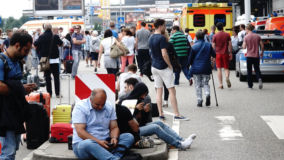 Caos en el aeropuerto de Hamburgo tras un apagón generalizado que ha colapsado el aeródromo.